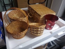 Lot of 6 - 5 Wicker baskets, 1 tin bucket for gifts/decoration/snacks