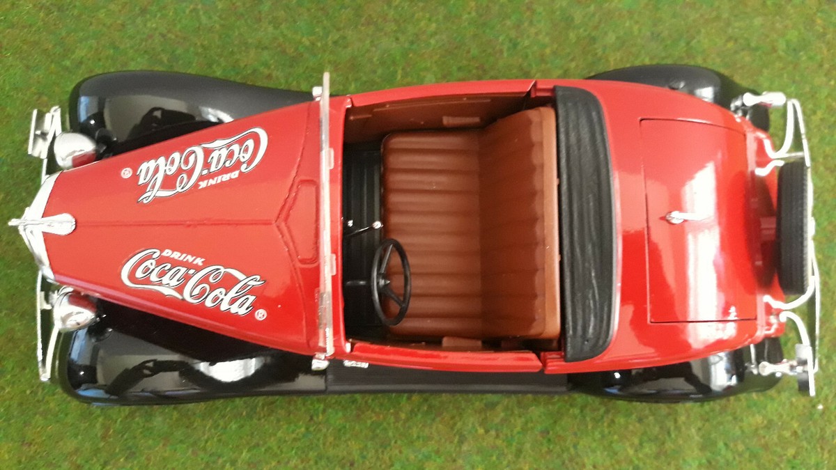 FORD Roadster cabriolet open rouge COCA COLA 1/18 SOLIDO 9510