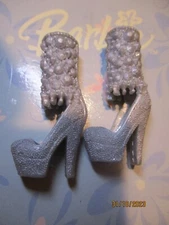 BARBIE DOLL / PAIR OF SHOES: BOOTS, PUMPS ....... (1711)