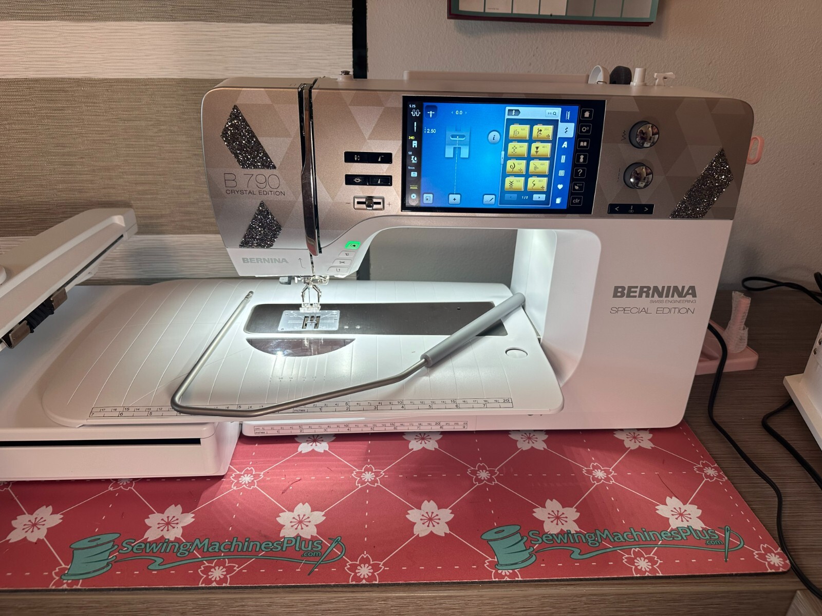 Huge Lot! Bernina 790 Plus Crystal Edition,BSR, MANY Feet, Jumbo Hoop