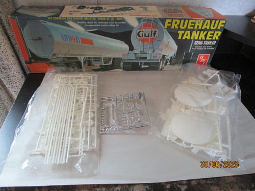 AMT Fruehauf Kit Modellino Scala 1:25 Di Rimorchio Furgonato Con Pannelli In Perline, 142 Pezzi