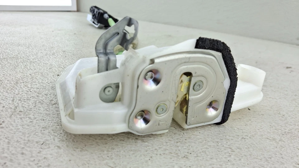 MAZDA 6 2014-2021 ACTUADOR DE CIERRE DE PUERTA DELANTERO IZQUIERDO LADO CONDUCTOR OEM Foto 2 de 4