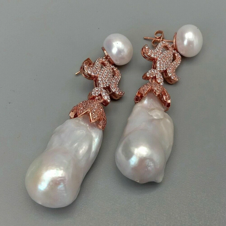 Pendientes colgantes blancos de perlas Keshi con perno colgante de circonitas cúbicas pavé color oro rosa Foto 4 de 4