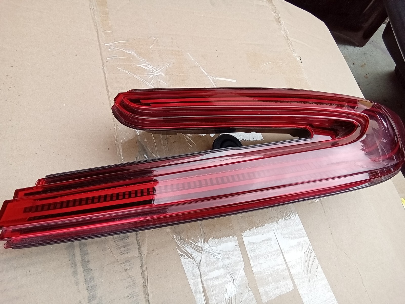MINT Rear Right Tail Light Lamp Red HY53-13405-BE 2017-22 Aston Martin DB11 (47)
