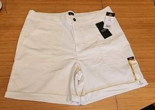 Lee Shorts Women 18 Medium White Bermuda Hi- Rise Legendary Style Walk Short NWT