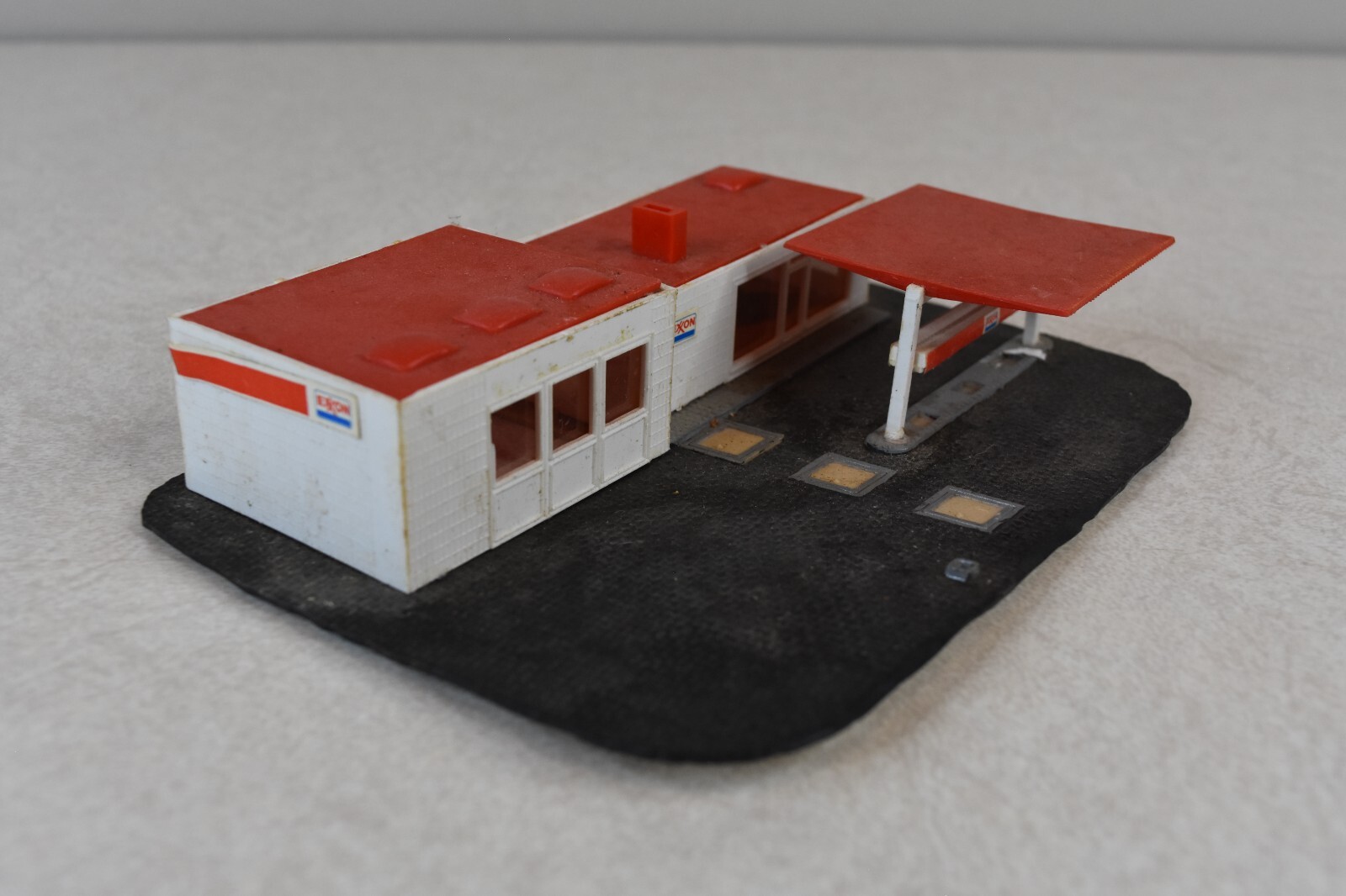 (Lot 924) N Scale Model Train Built Buildings Burger King Gas Stations