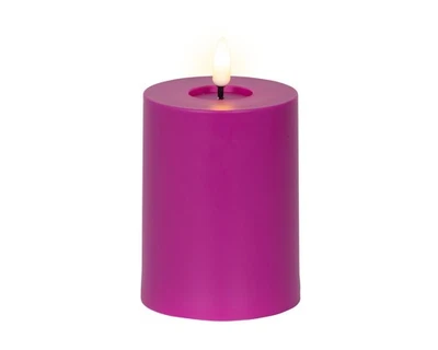 LED Kerze mit Timer & flackernder Flamme 7,5x12cm Kunststoff Lila Warmweiß - Bild 1 von 3