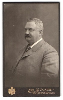 Fotografie Aug. Böcker, Donaueschingen, Portrait älterer Herr im Anzug mit Ober 