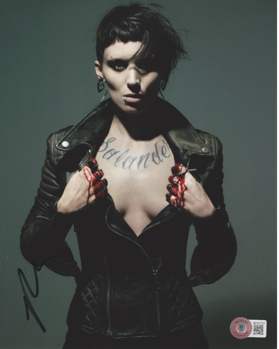 ルーニー・マーラ   直筆サイン入りフォト  ドラゴン・タトゥーの女 ROONEY MARA SIGNED 'THE GIRL WITH THE DRAGON TATTOO' 8x10 PHOTO