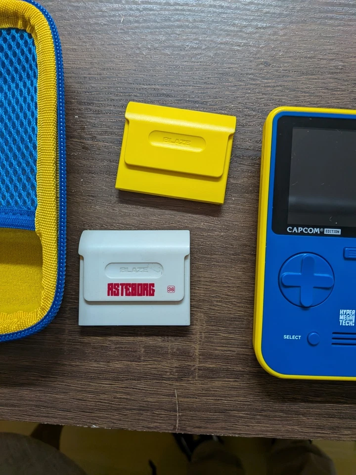 Consola portátil Evercade Capcom Super Pocket con un juego Foto 3 de 4