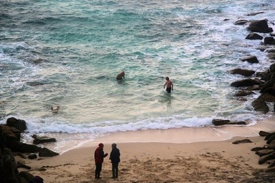 Foto A3 Schwimmen bei Porthgwarra Ein Mittagsschwimmen bei Porthgwarra von zwei har c2015