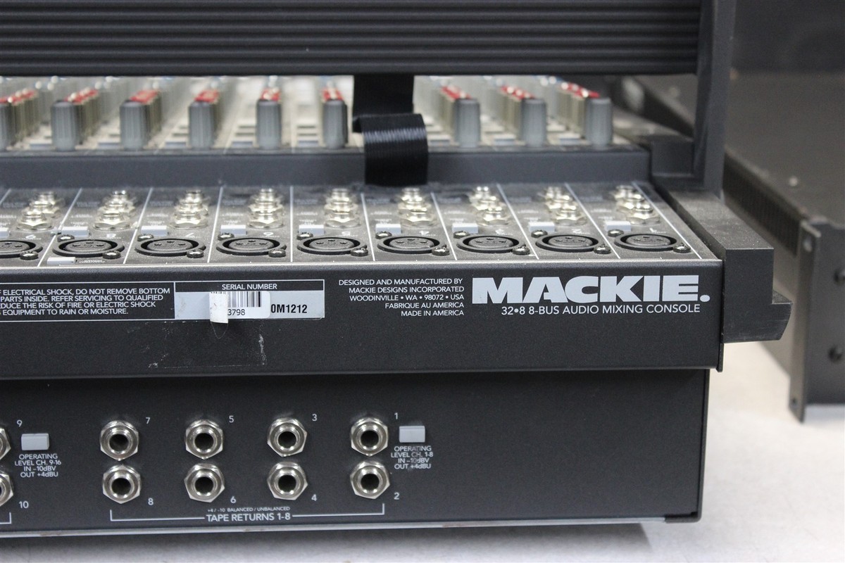 B111B002○Mackie 32.8 32×8×2 8BUS MIXING CONSOLE アナログミキサー