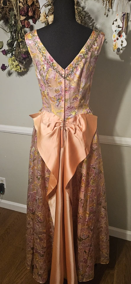 Vestido de baile rosa vintage años 60 con adornos como está Foto 2 de 4
