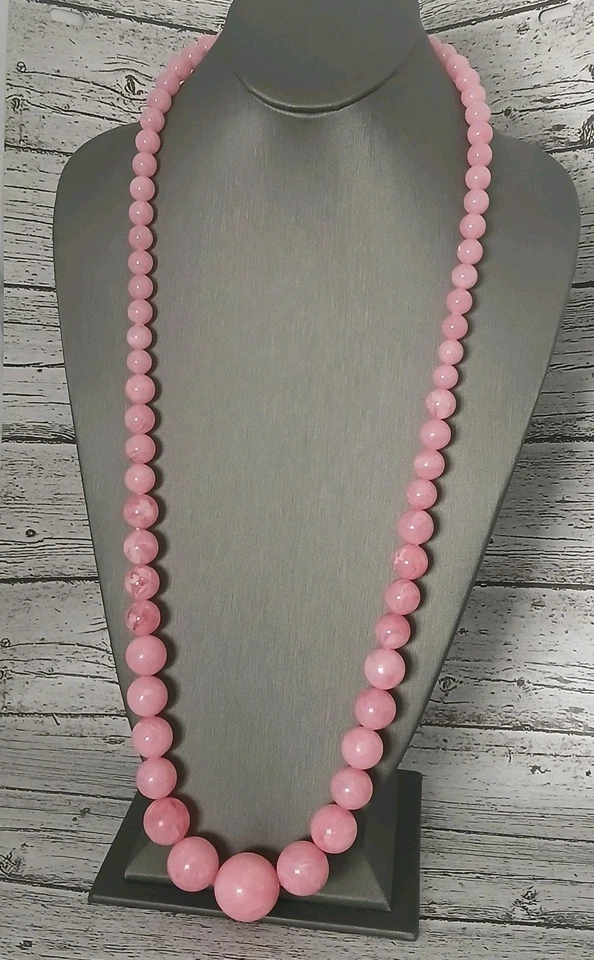 Collar de cuentas largas vintage de plástico rosa graduado de 33" Foto 2 de 4