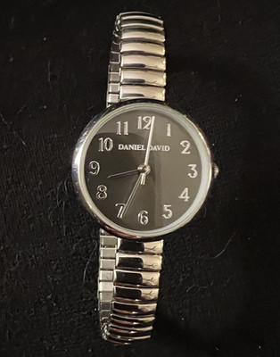 Daniel David Quartz Analog Black Dial Arabic Numerals Silver Bracelet