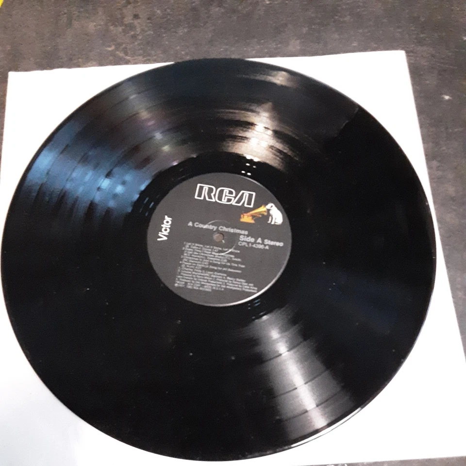 A Country Christmas Vinyl LP RCA AVL1-4812 Willie Nelson, Alabama, 1982,  - Image 3 of 4