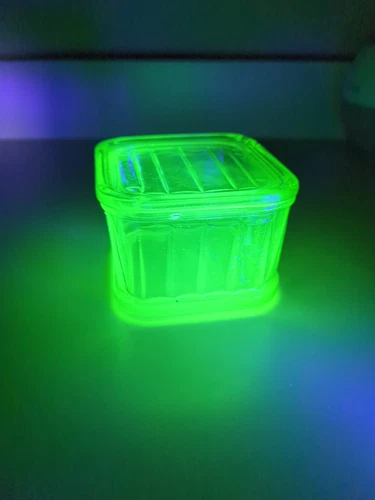 Vintage Uranium   Depression Glass Refrigerator Dish With Lid! ( 4x4x3)