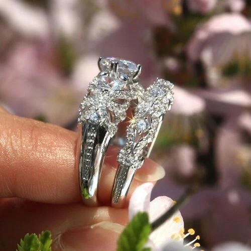 Juego de anillos de boda de oro blanco de 14 quilates sobre compromiso moissanita blanca de 2,6 quilates corte redondo Foto 3 de 4