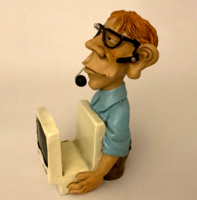 Computer Freak, Nerd, im ''Homeoffice'' mit Laptop und Headset, Vogler 815-9469