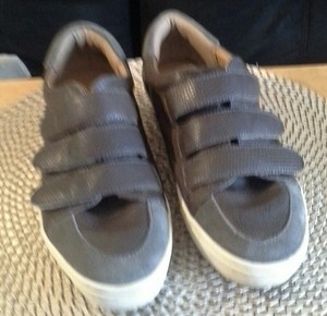 women's sneakers with velcro closures