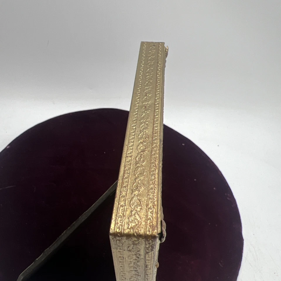 Moldura vintage ornamentada de latão e madeira sintética 5x7” com cavalete de veludo atrás - Imagem 4 de 4