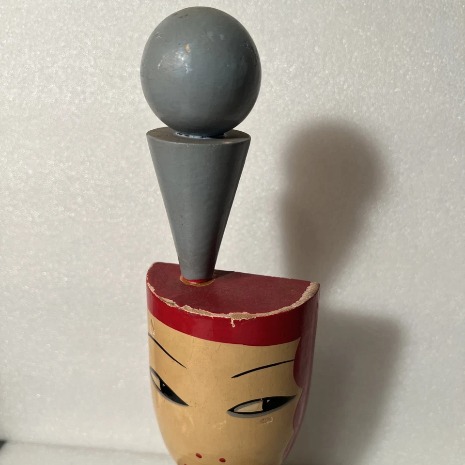 MARAVILLOSO SOMBRERO DE MADERA ART DECO VINTAGE SOPORTE MADERA PINTADA ALETA NIÑA DAMA CABEZA Foto 4 de 4