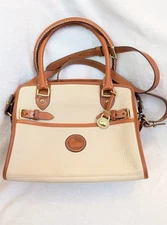 Vtg Dooney & Bourke Cream Pebbled Leather Buckle Crossbody doctor Satchel bag