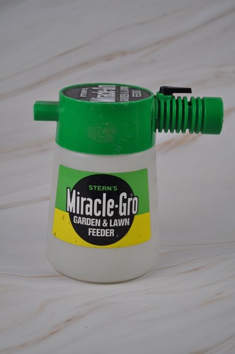 Vintage MIRACLE GRO Grow Feeder Garden & Lawn Sprayer Plastic Made in USA Tested