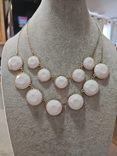 VETEMENTS Collana dichiarazione disco acrilico bianco e oro doppio filo