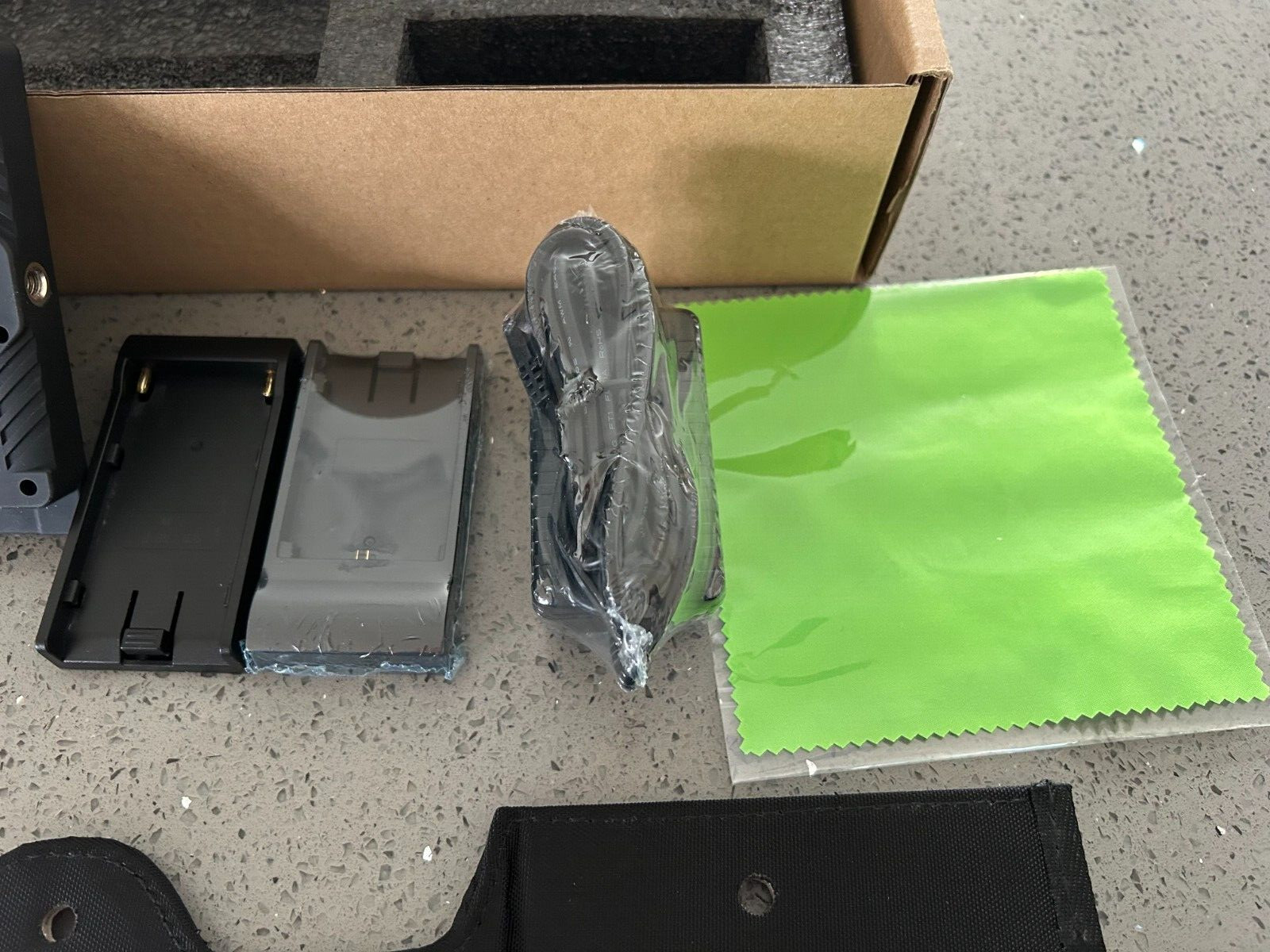 ikan DH7 7"4K 1920 x 1200 HDMI On-Camera Field Monitor Bundle Sunshade Black