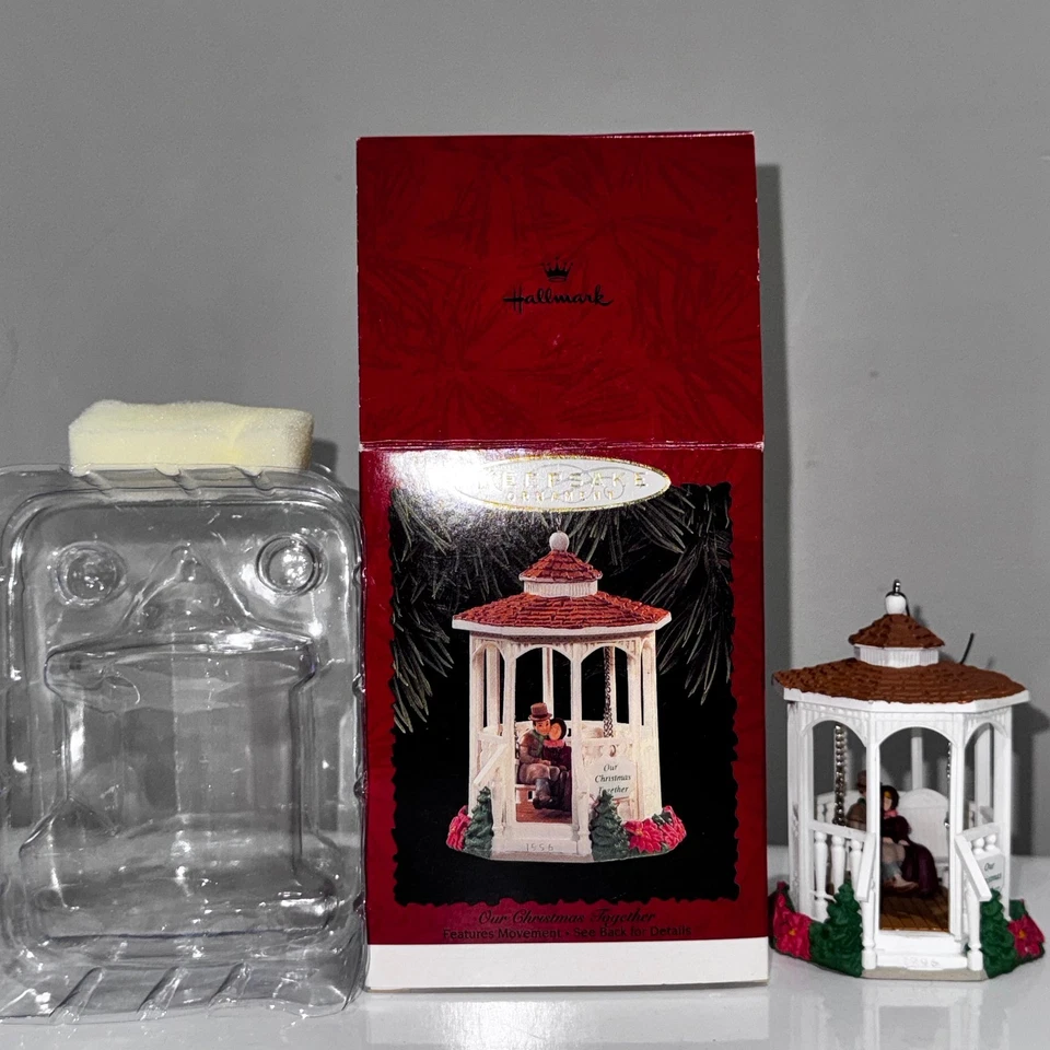 Hallmark Keepsake Ornament Our Christmas Together 1996 Victorian Gazebo Pareja Foto 2 de 4
