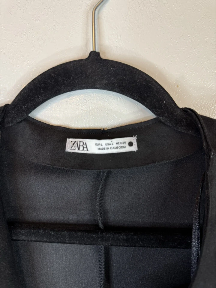 Chaqueta Zara Imitación Cuero Larga Negra Frente Abierto con Acentos Plateados Talla L Foto 3 de 4