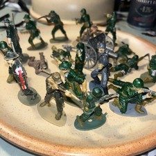 Vintage Toy Soldiers Bundle of 20 Painted WW2 Plastic Figures & Field Gun