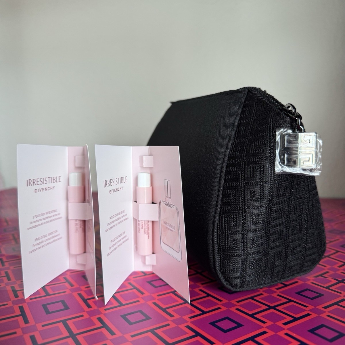 GIVENCHY ケース ブラック スタッズ ラウンド シルバー GIVENCHY - 美品 ジバンシー パンドラ スタッズ ビジュー クラッチ