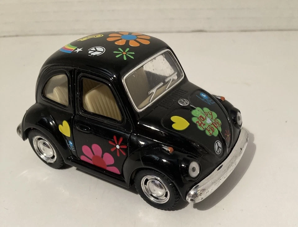 "Volkswagen Beetle clásico 1967 Kinsfun 4"" negro con flores y corazones" Foto 2 de 4