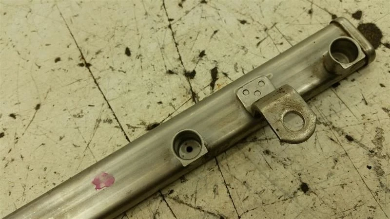 Barra de montaje de inyector de inyección de riel de combustible Dodge Avenger 2008 2009 2010 2011 2012 Foto 3 de 3