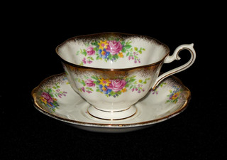ROYAL ALBERT GOLD RIM SCALLOPED TEACUP & SAUCER PINK ROSES SPRING FLOWERS 1950s