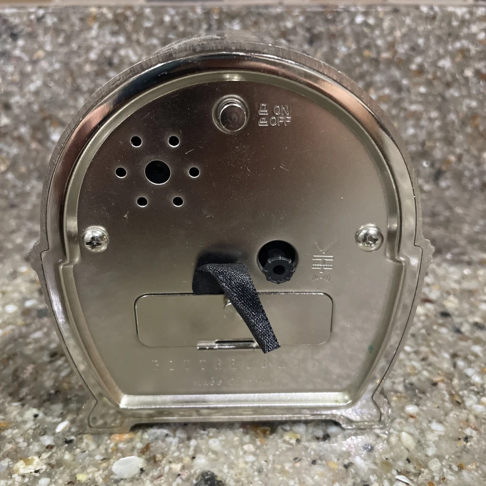 Reloj despertador de cabecera Pottery Barn estilo Art Deco plateado y negro funciona con pilas Foto 4 de 4