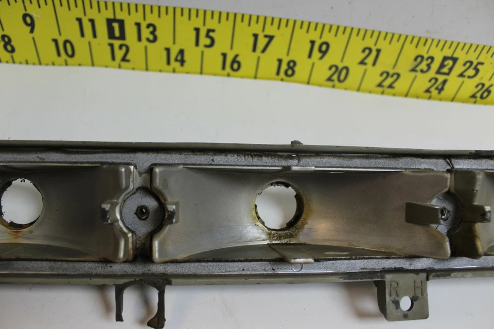 Cubo de luz trasera derecha GM RH usado OEM 5965708 1973 Buick Riviera (SR) Foto 2 de 4