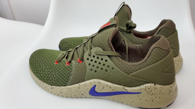 men's free trainer v8 training sneakers