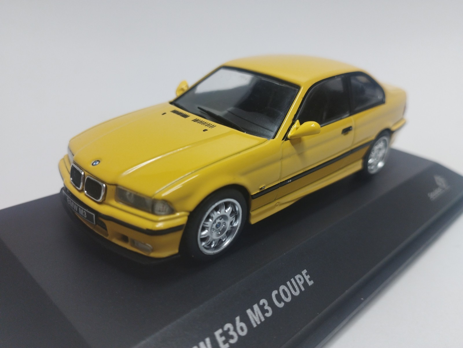 Voiture miniature 1/43 BMW M3 1999 modèle réduit de collection gris
