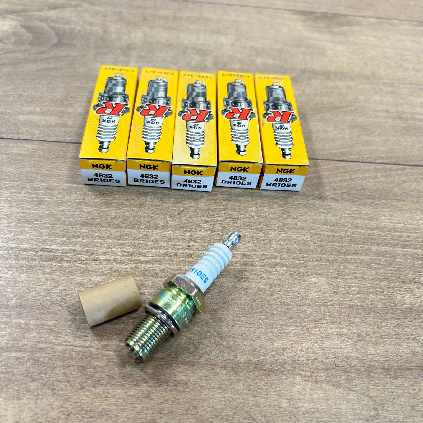 New Genuine NGK SPARK PLUG / 5-PACK / 4832 BR10ES