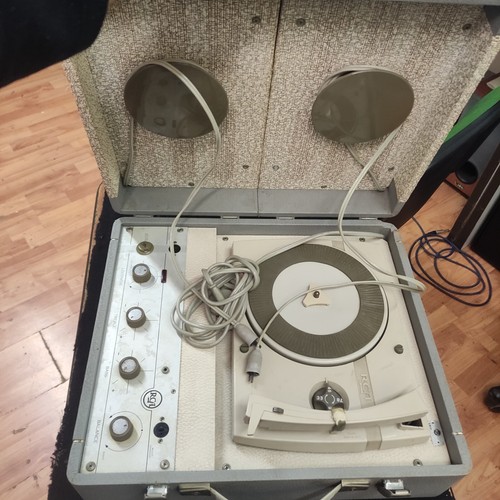 Raro fonovaligia giradischi stereo a valvole RCA, funzionante.