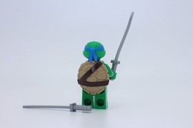 LEGO TMNT Leonardo Minifigure with Swords Turtle Lair Attack 79103 tnt001