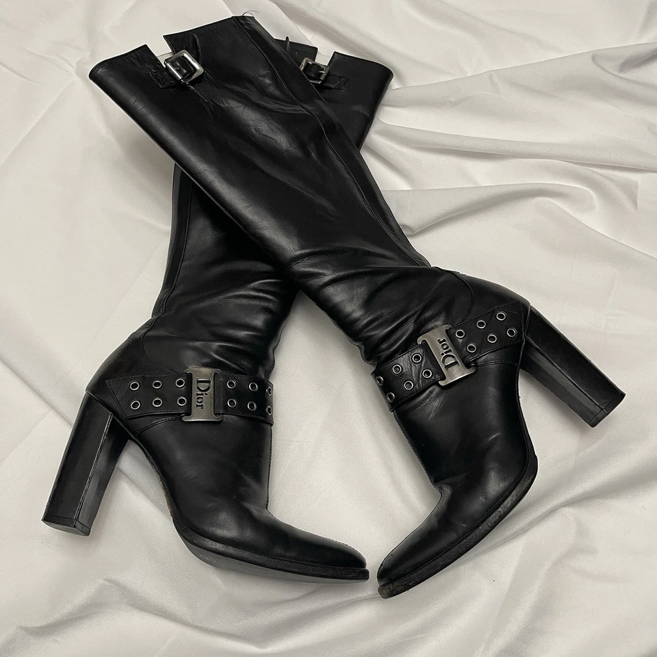 Bota de Cuero Negra Dior Vintage Ojal Hebilla Logo Street Chic Foto 2 de 4