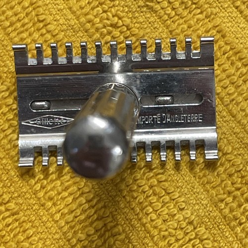 Gillette NEW Flat Bottom Biased Pin "Importé d'Angleterre " England Safety Razor