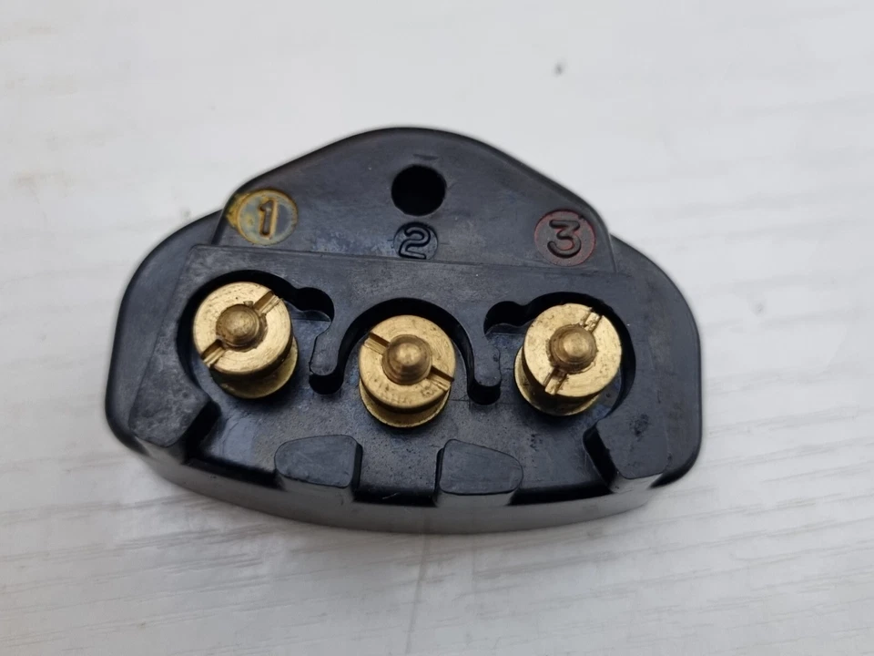 VINTAGE SINGER 222k / 221k SEWING MACHINE 3 FLAT PIN POWER TERMINAL. - Image 2 of 2