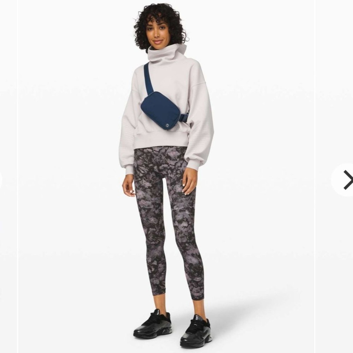 新品 ルルレモン ベルトバッグ - Navy lululemon Everywhere Belt Bag in True Navy Blue with Silver