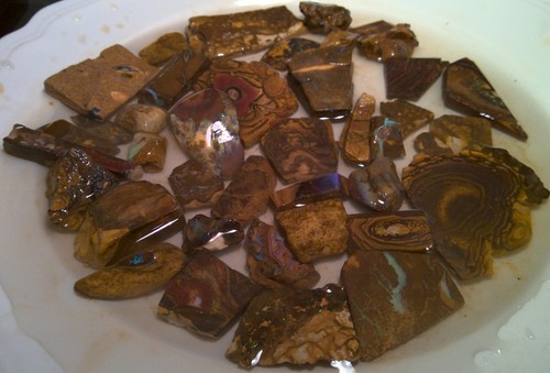 2010cts Colourful boulder opal rough/rub parcel, 40 pieces *see video* - Bild 2 von 5