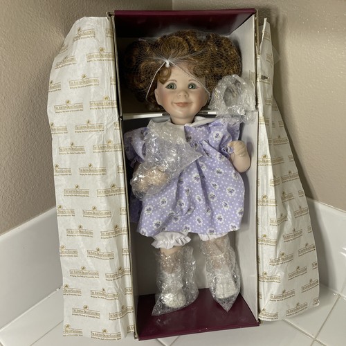 "The Ashton Drake Galeries Puppe - lila Kleid - NEUWERTIG - NEU IM BOX - 15""" - Bild 6 von 9